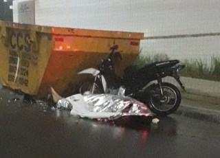 Motociclista perde a vida após bater em caçamba de entulho no Universitário