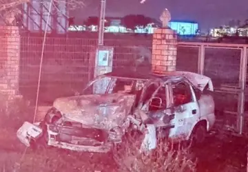 Em fuga da polícia, condutor colide em poste de ilunimação e carro pega fogo