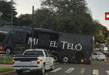 Ônibus do cantor Michel Teló fica preso em rua íngreme de Campo Grande