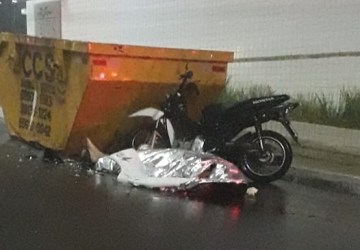 Motociclista perde a vida após bater em caçamba de entulho no Universitário