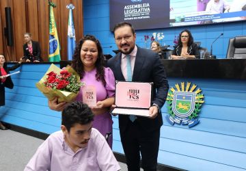 Deputado Lucas de Lima homenageia mãe atípica com Troféu Celina Jallad 