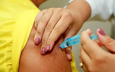 Reforço de marca diferente é mais eficaz para vacinados com CoronaVac