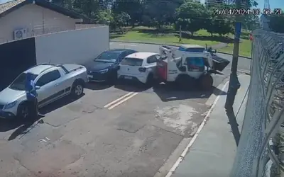 Vídeo: trator que fazia serviço de tapa-buraco na Capital atinge veículo durante manobra