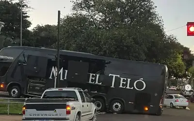 Ônibus do cantor Michel Teló fica preso em rua íngreme de Campo Grande