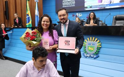 Deputado Lucas de Lima homenageia mãe atípica com Troféu Celina Jallad 