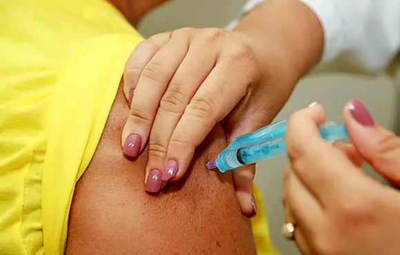 Reforço de marca diferente é mais eficaz para vacinados com CoronaVac