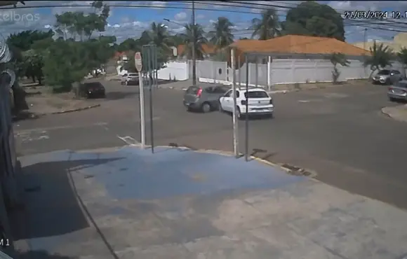 Vídeo: carro invade a preferencial e por muito pouco não acaba capotando na Capital