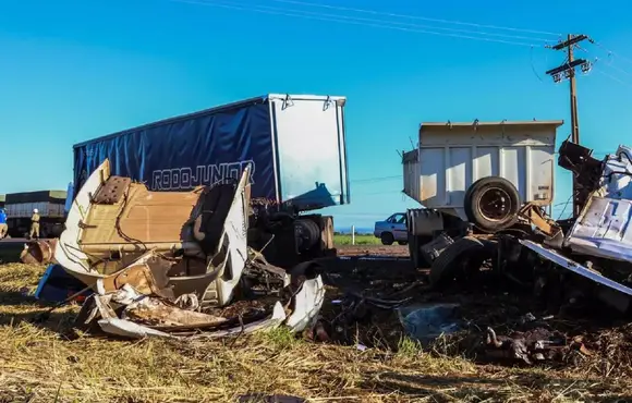 Grave acidente envolvendo dois caminhões motociclista morre na BR-262 em Campo Grande