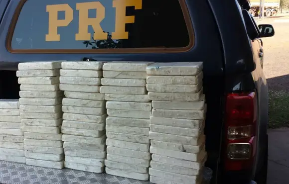 Motorista tenta enganar PRF com história falsa, mas é preso com droga na Capital