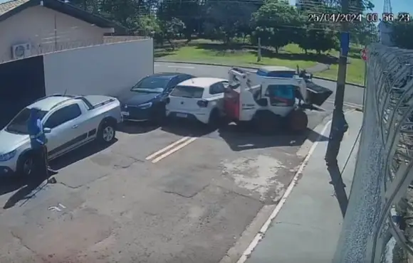 Vídeo: trator que fazia serviço de tapa-buraco na Capital atinge veículo durante manobra