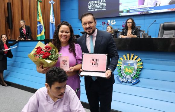 Deputado Lucas de Lima homenageia mãe atípica com Troféu Celina Jallad 