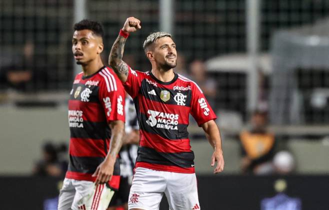 Líder do Brasileiro, Flamengo enfrenta Atlético-MG no Mineirão