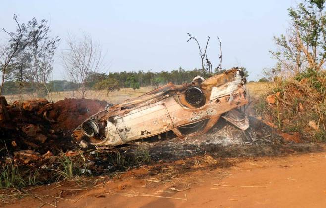 Veículo é encontrado capotado e incendiado em estrada vicinal de Campo Grande